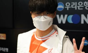 交媒体上拥 交媒体上拥